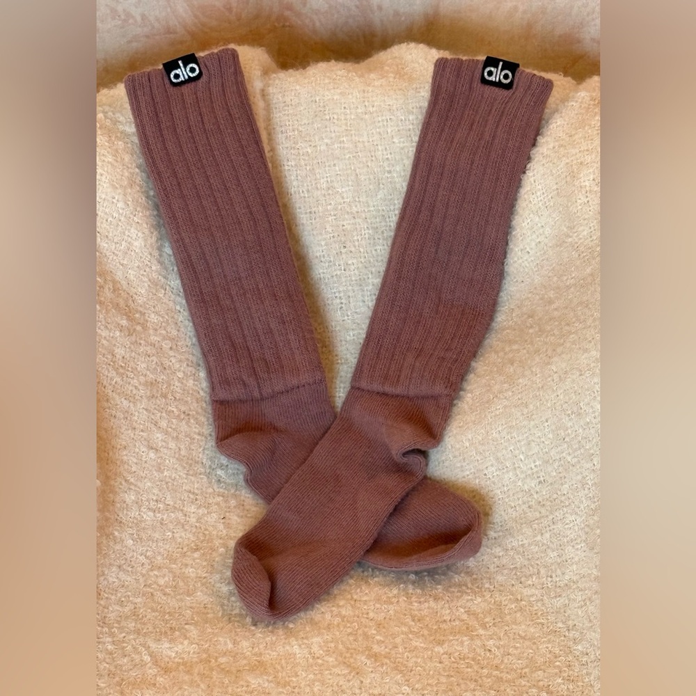 ALO Yoga unisex scrunch socks in Smoky Quartz NWOT